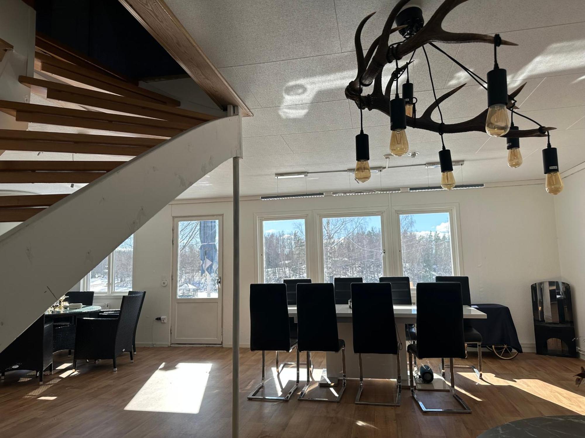 Stuga med sjöutsikt, stor altan, trygg bekvämt modernt Skinnskatteberg Exteriör bild