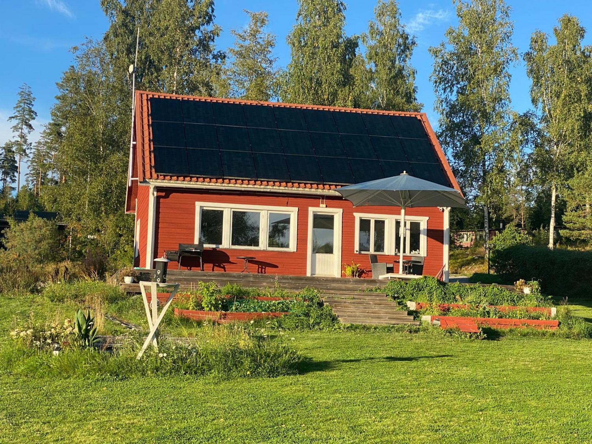 Stuga med sjöutsikt, stor altan, trygg bekvämt modernt Skinnskatteberg Exteriör bild