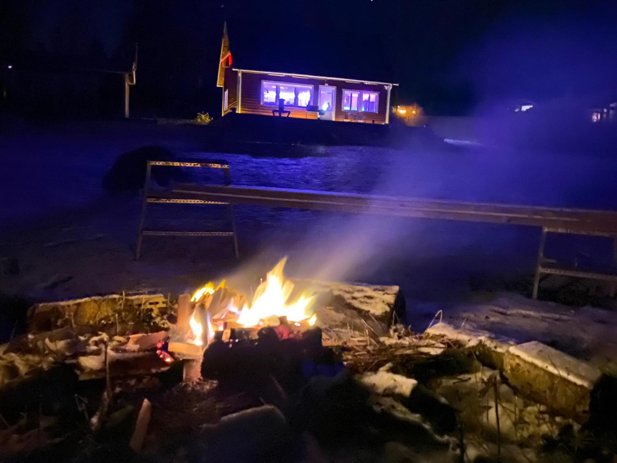 Stuga med sjöutsikt, stor altan, trygg bekvämt modernt Skinnskatteberg Exteriör bild