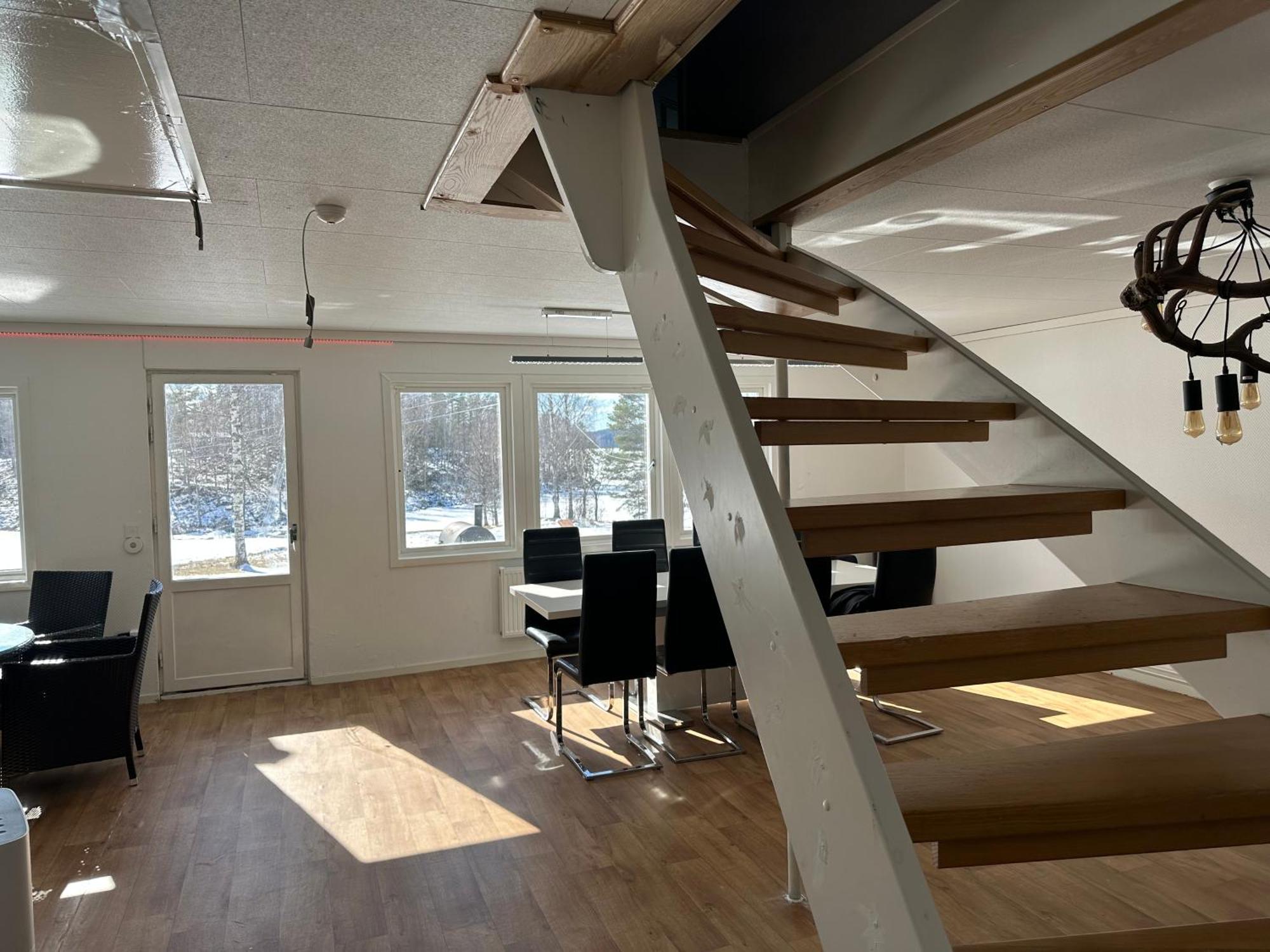 Stuga med sjöutsikt, stor altan, trygg bekvämt modernt Skinnskatteberg Exteriör bild
