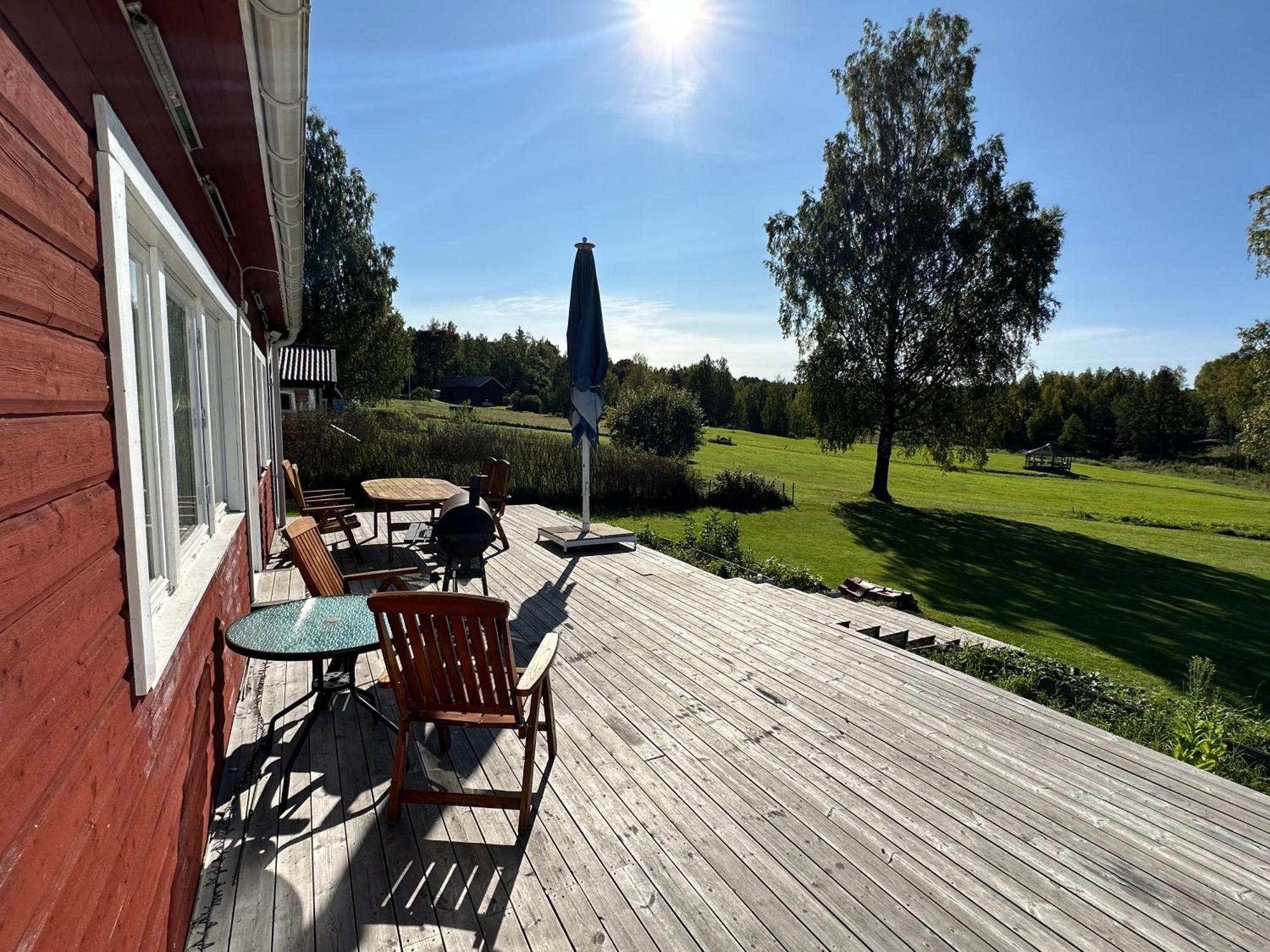Stuga med sjöutsikt, stor altan, trygg bekvämt modernt Skinnskatteberg Exteriör bild