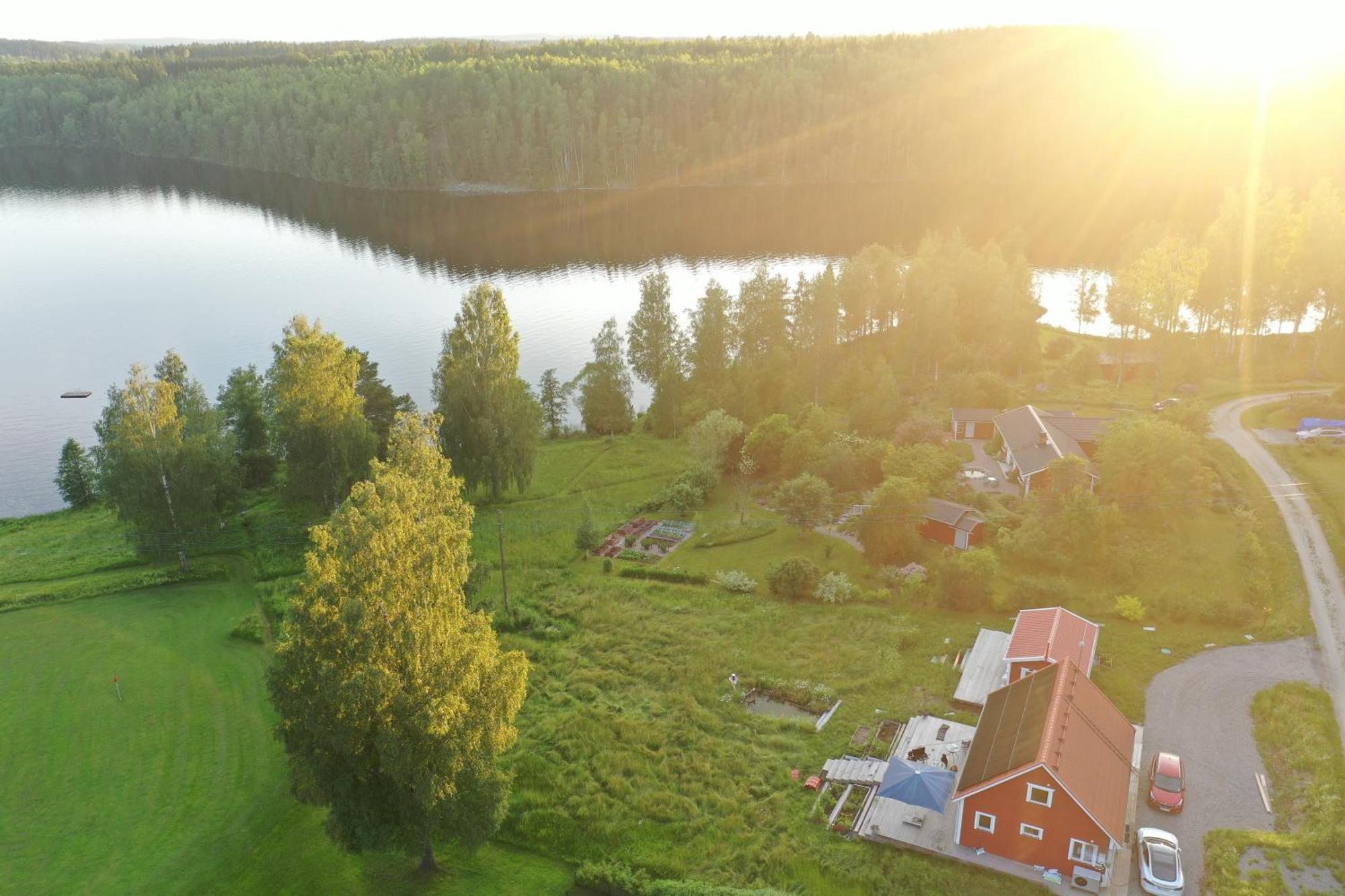 Stuga med sjöutsikt, stor altan, trygg bekvämt modernt Skinnskatteberg Exteriör bild