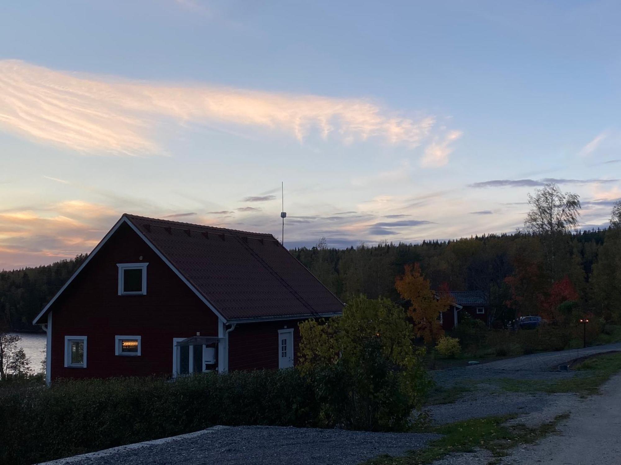 Stuga med sjöutsikt, stor altan, trygg bekvämt modernt Skinnskatteberg Exteriör bild