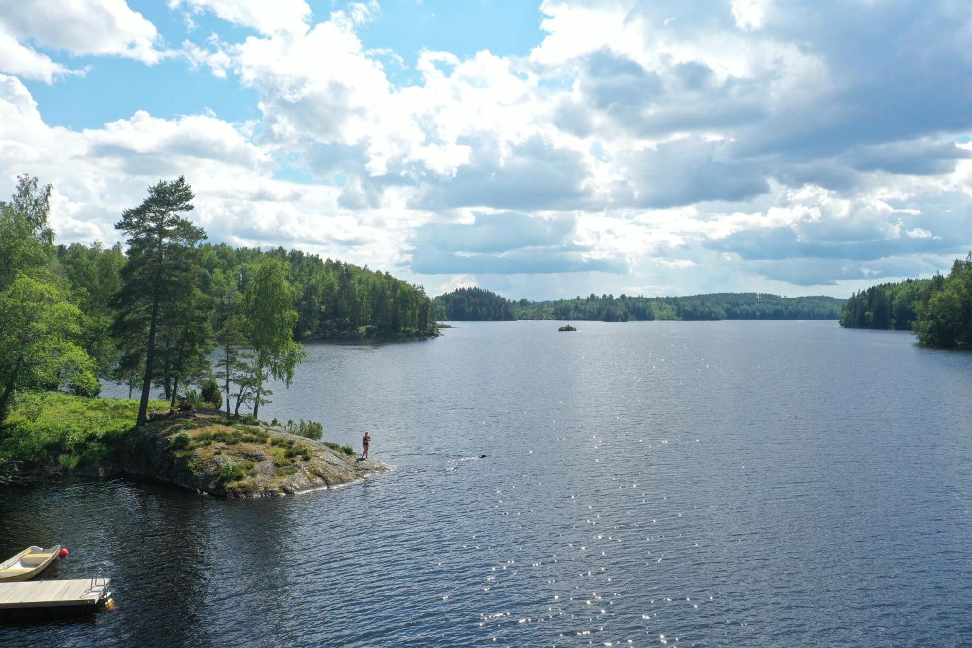 Stuga med sjöutsikt, stor altan, trygg bekvämt modernt Skinnskatteberg Exteriör bild