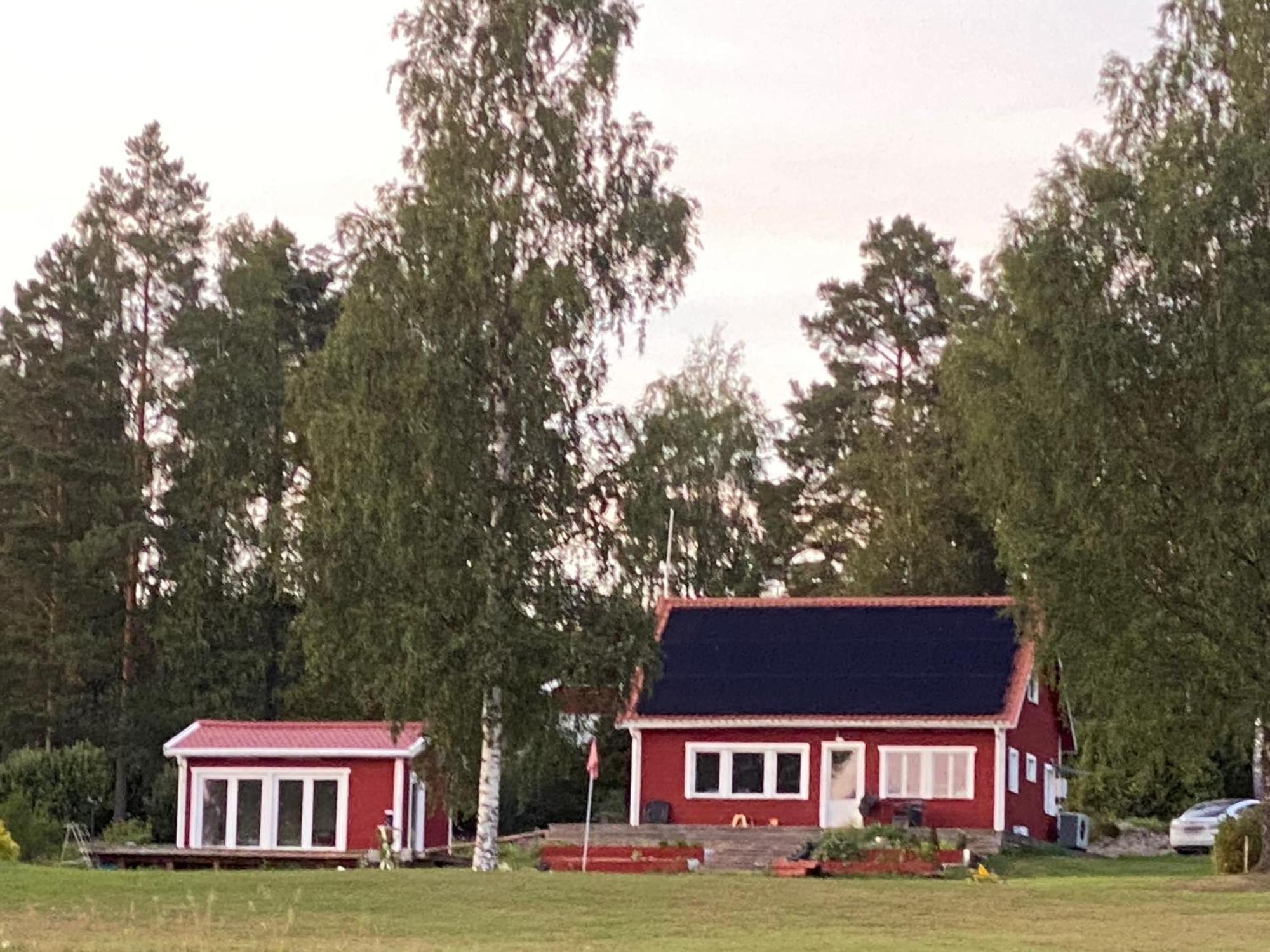 Stuga med sjöutsikt, stor altan, trygg bekvämt modernt Skinnskatteberg Exteriör bild