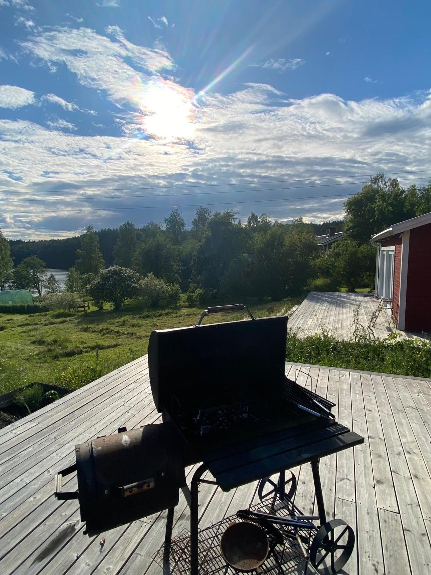 Stuga med sjöutsikt, stor altan, trygg bekvämt modernt Skinnskatteberg Exteriör bild