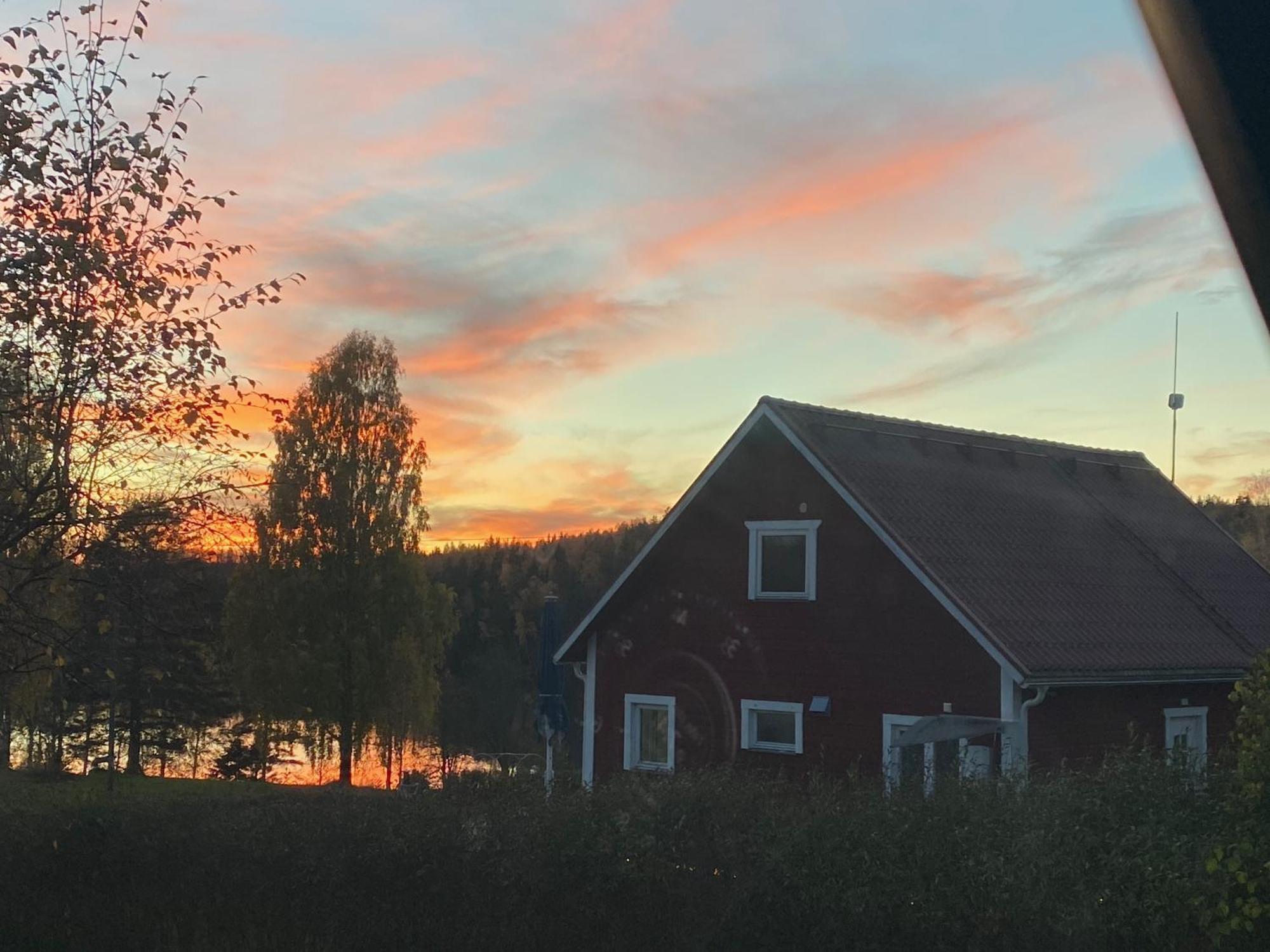 Stuga med sjöutsikt, stor altan, trygg bekvämt modernt Skinnskatteberg Exteriör bild