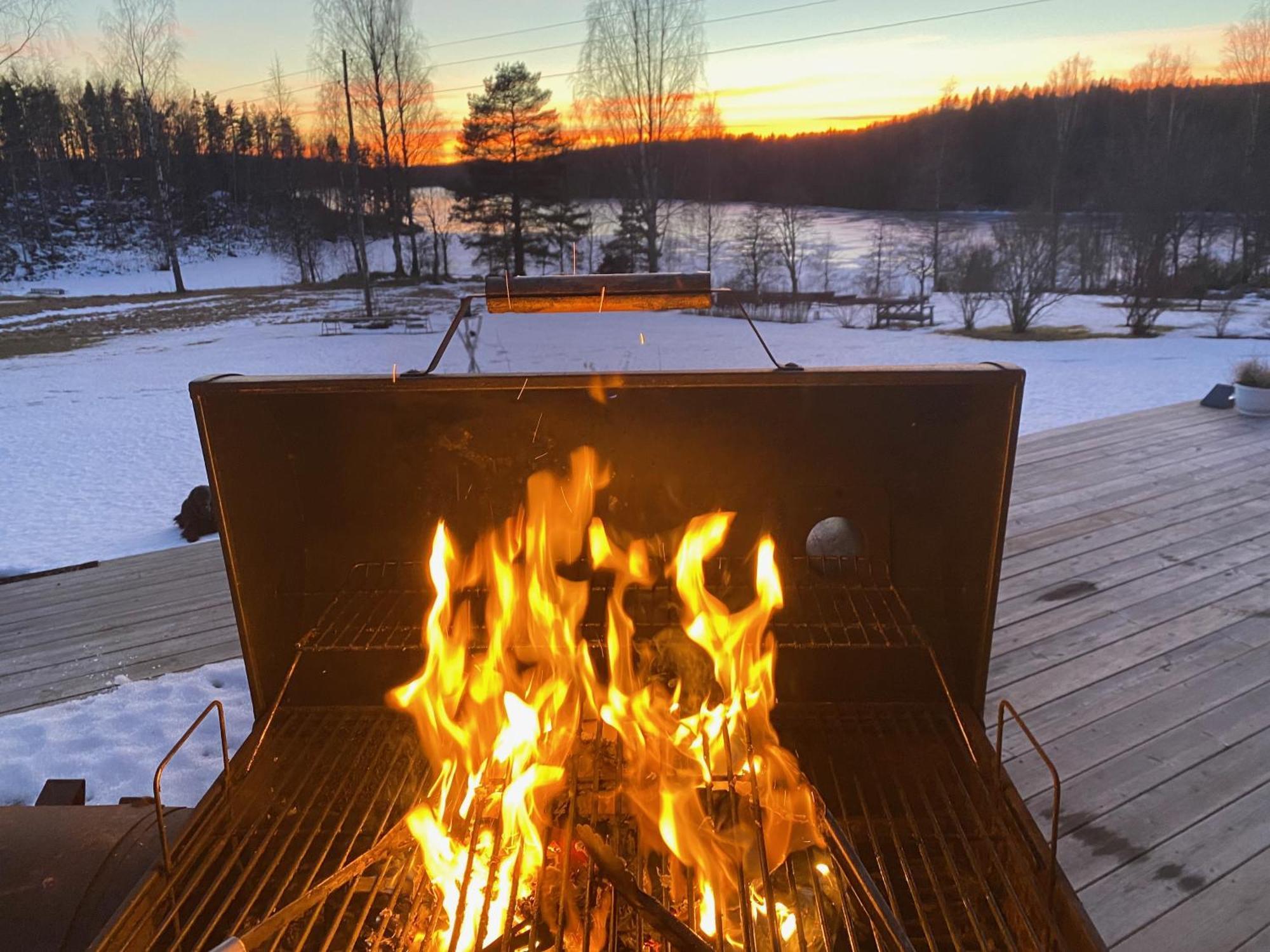 Stuga med sjöutsikt, stor altan, trygg bekvämt modernt Skinnskatteberg Exteriör bild