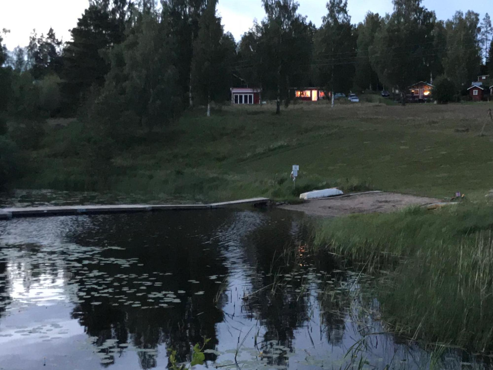Stuga med sjöutsikt, stor altan, trygg bekvämt modernt Skinnskatteberg Exteriör bild