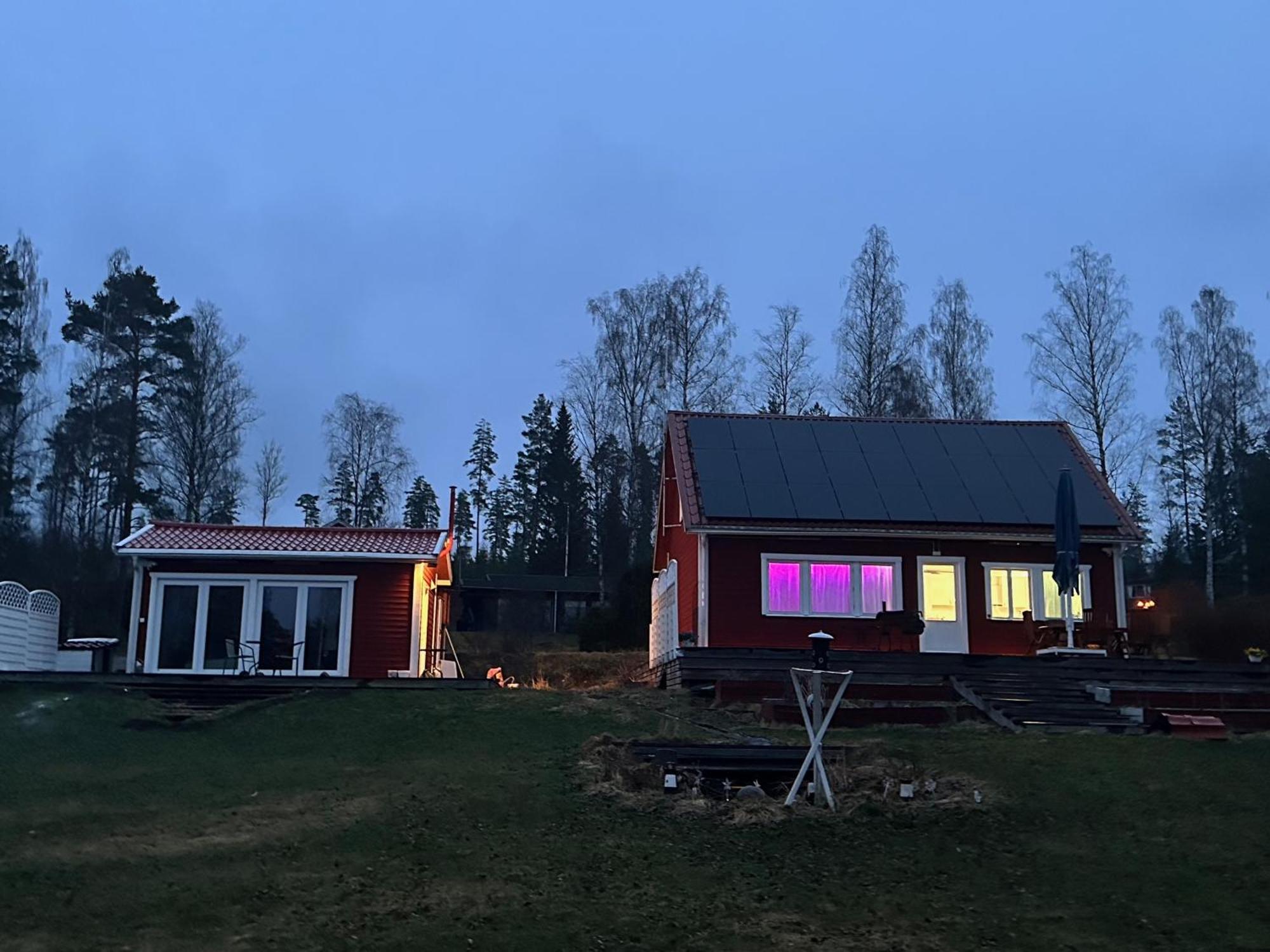 Stuga med sjöutsikt, stor altan, trygg bekvämt modernt Skinnskatteberg Exteriör bild